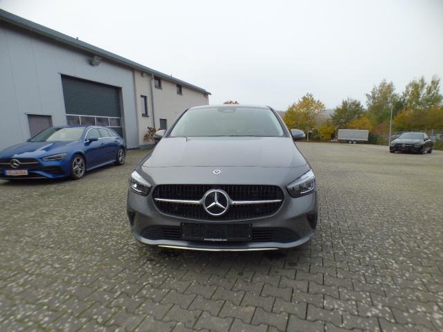 Mercedes-Benz B-Klasse B 200 Progressive Line Advanced Leder-Paket Fahrassistenz Paket Anh&auml;ngerkupplung 360 Grad Kamera Verkehrszeichen Assistent Winter Volldigitales Instrumenten Display Hybrid Antrieb mit 48-Volt Technologie Modeljahr 2026 