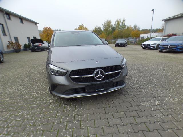Mercedes-Benz B-Klasse B 200 Progressive Line Advanced Leder-Paket Fahrassistenz Paket Anh&auml;ngerkupplung 360 Grad Kamera Verkehrszeichen Assistent Winter Volldigitales Instrumenten Display Hybrid Antrieb mit 48-Volt Technologie Modeljahr 2026 