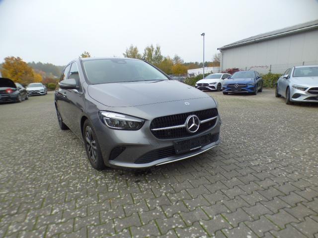 Mercedes-Benz B-Klasse B 200 Progressive Line Advanced Leder-Paket Fahrassistenz Paket Anh&auml;ngerkupplung 360 Grad Kamera Verkehrszeichen Assistent Winter Volldigitales Instrumenten Display Hybrid Antrieb mit 48-Volt Technologie Modeljahr 2026 