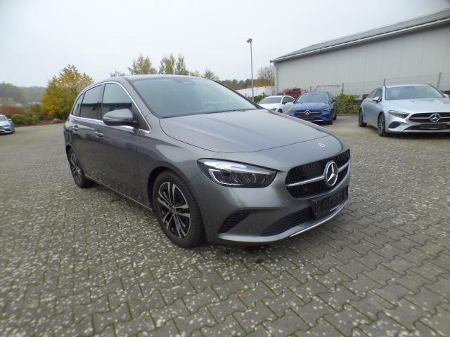 Mercedes-Benz B-Klasse B 200 Progressive Line Advanced Leder-Paket Fahrassistenz Paket Anh&auml;ngerkupplung 360 Grad Kamera Verkehrszeichen Assistent Winter Volldigitales Instrumenten Display Hybrid Antrieb mit 48-Volt Technologie Modeljahr 2026 