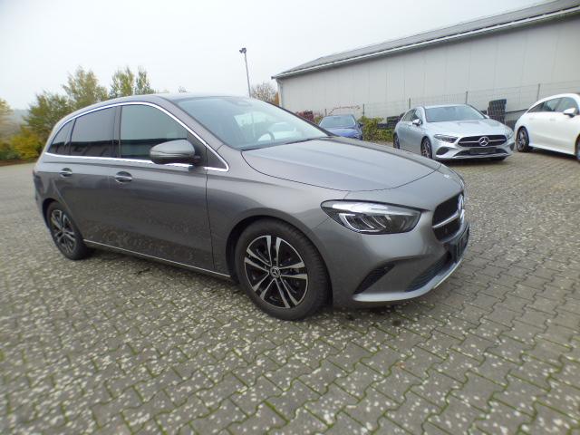 Mercedes-Benz B-Klasse B 200 Progressive Line Advanced Leder-Paket Fahrassistenz Paket Anh&auml;ngerkupplung 360 Grad Kamera Verkehrszeichen Assistent Winter Volldigitales Instrumenten Display Hybrid Antrieb mit 48-Volt Technologie Modeljahr 2026 
