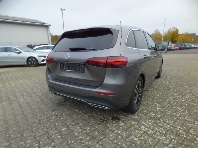 Mercedes-Benz B-Klasse B 200 Progressive Line Advanced Leder-Paket Fahrassistenz Paket Anh&auml;ngerkupplung 360 Grad Kamera Verkehrszeichen Assistent Winter Volldigitales Instrumenten Display Hybrid Antrieb mit 48-Volt Technologie Modeljahr 2026 