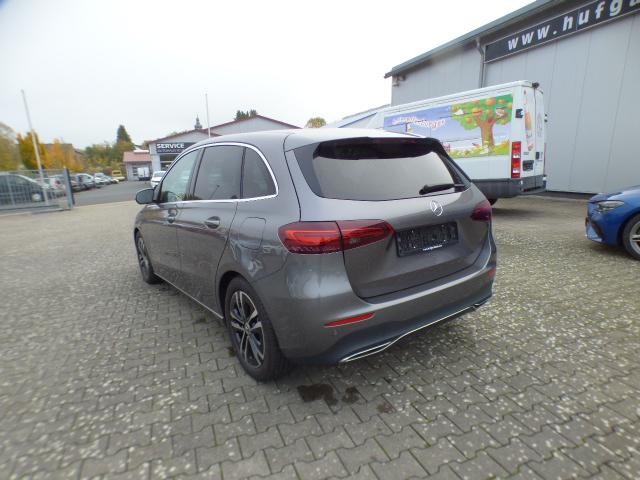 Mercedes-Benz B-Klasse B 200 Progressive Line Advanced Leder-Paket Fahrassistenz Paket Anh&auml;ngerkupplung 360 Grad Kamera Verkehrszeichen Assistent Winter Volldigitales Instrumenten Display Hybrid Antrieb mit 48-Volt Technologie Modeljahr 2026 
