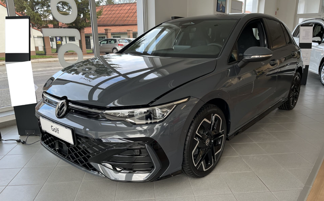 Volkswagen Golf - R-LINE DSG MATRIX 360&deg; TOTW BLACK STYLE ACC 18" KESSY