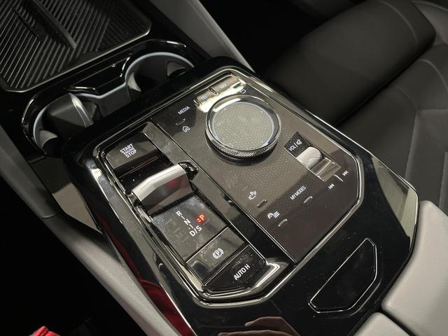 5er Touring 520i M-Sport 190PS/140kW Steptronic +AHK +20" +MSportpaket +MSportfahrwerk +DrivingAssistantPlus +AdaptiveLED +HarmanKardon +DigitalKey +ParkAssist +Sitzhzg +WirelessCharging +Sonnenschutzverglasung +ShadowLine 