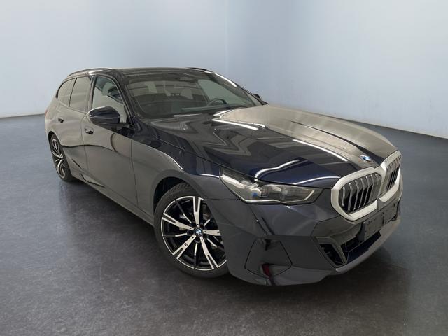 BMW 5er - 520i Touring M-Sport 190PS/140kW Steptronic +AHK +20" +MSportpaket +MSportfahrwerk +DrivingAssistantPlus +AdaptiveLED +HarmanKardon +DigitalKey +ParkAssist +Sitzhzg +WirelessCharging +Sonnenschutzverglasung +ShadowLine