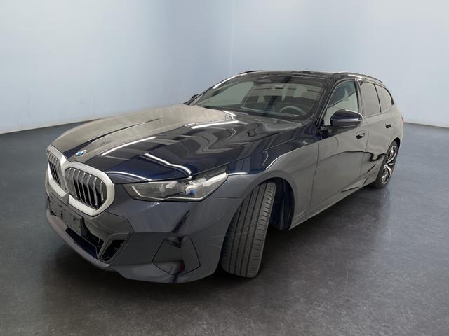 BMW 5er 520i Touring M-Sport 190PS/140kW Steptronic +AHK +20" +MSportpaket +MSportfahrwerk +DrivingAssistantPlus +AdaptiveLED +HarmanKardon +DigitalKey +ParkAssist +Sitzhzg +WirelessCharging +Sonnenschutzverglasung +ShadowLine 