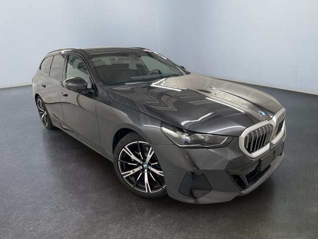 BMW 5er - 520i Touring M-Sport 190PS/140kW Steptronic +AHK +20" +MSportpaket +MSportfahrwerk +DrivingAssistantPlus +AdaptiveLED +HarmanKardon +DigitalKey +ParkAssist +Sitzhzg +WirelessCharging +Sonnenschutzverglasung +ShadowLine