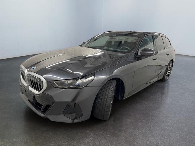 BMW 5er 520i Touring M-Sport 190PS/140kW Steptronic +AHK +20" +MSportpaket +MSportfahrwerk +DrivingAssistantPlus +AdaptiveLED +HarmanKardon +DigitalKey +ParkAssist +Sitzhzg +WirelessCharging +Sonnenschutzverglasung +ShadowLine 