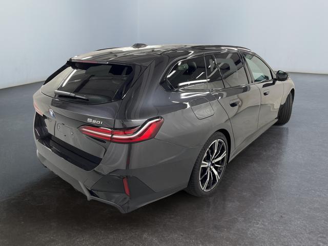 BMW 5er 520i Touring M-Sport 190PS/140kW Steptronic +AHK +20" +MSportpaket +MSportfahrwerk +DrivingAssistantPlus +AdaptiveLED +HarmanKardon +DigitalKey +ParkAssist +Sitzhzg +WirelessCharging +Sonnenschutzverglasung +ShadowLine 