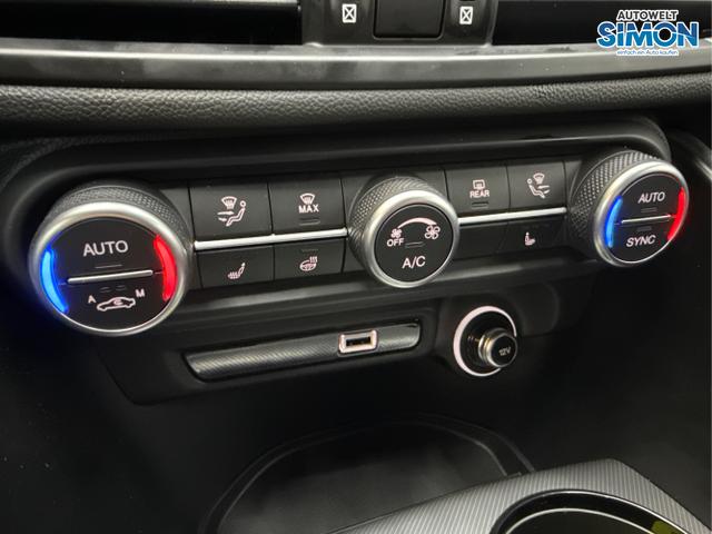 Alfa Romeo / Giulia / Schwarz /  /  / AUT NAVI SHZ RFK ACC Harman/Kardon