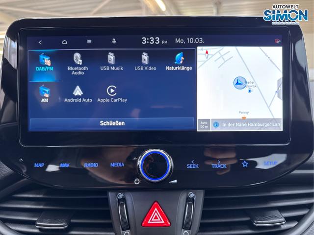 Hyundai / i30 / Weiß /  /  / NAVI SHZ RFK PDC v+h 