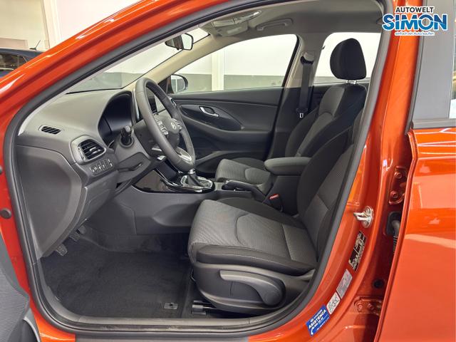 Hyundai / i30 / Orange /  /  / SHZ NAVI ALU LED RFK PDC