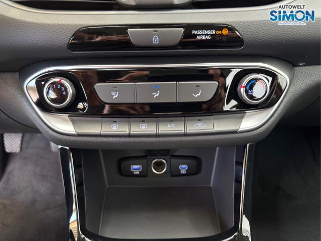 Hyundai / i30 / Orange /  /  / SHZ NAVI ALU LED RFK PDC