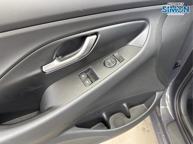 Hyundai / i30 / Grau /  /  / NAVI RFK LED PDC v+h