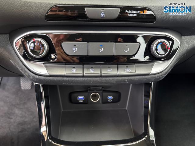 Hyundai / i30 / Grau /  /  / NAVI RFK LED PDC v+h