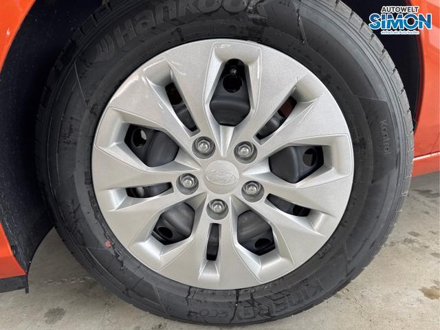 Hyundai / i30 / Orange /  /  / NAVI RFK LED PDC v+h