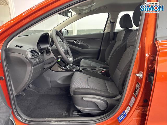 Hyundai / i30 / Orange /  /  / NAVI RFK LED PDC v+h