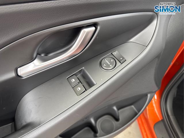 Hyundai / i30 / Orange /  /  / NAVI RFK LED PDC v+h