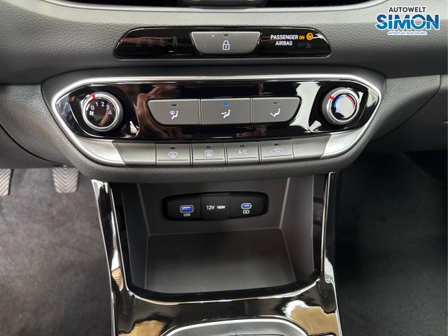 Hyundai / i30 / Orange /  /  / NAVI RFK LED PDC v+h