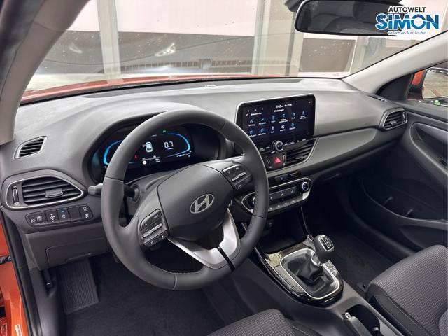 Hyundai / i30 / Orange /  /  / NAVI RFK LED PDC v+h