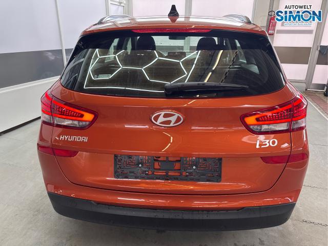 Hyundai / i30 / Orange /  /  / NAVI RFK LED PDC v+h