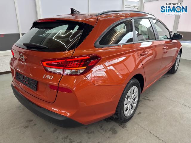 Hyundai / i30 / Orange /  /  / NAVI RFK LED PDC v+h
