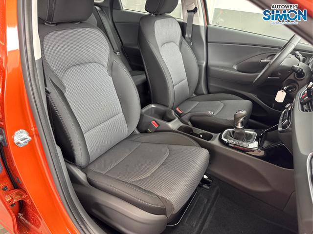 Hyundai / i30 / Orange /  /  / NAVI RFK LED PDC v+h