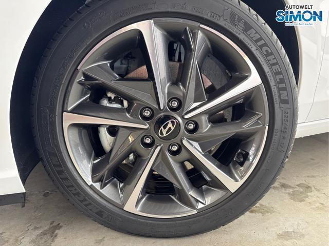 Hyundai / i30 / Weiß /  /  / SHZ NAVI KLIMAAUTOMATIK ALU SmartKey 