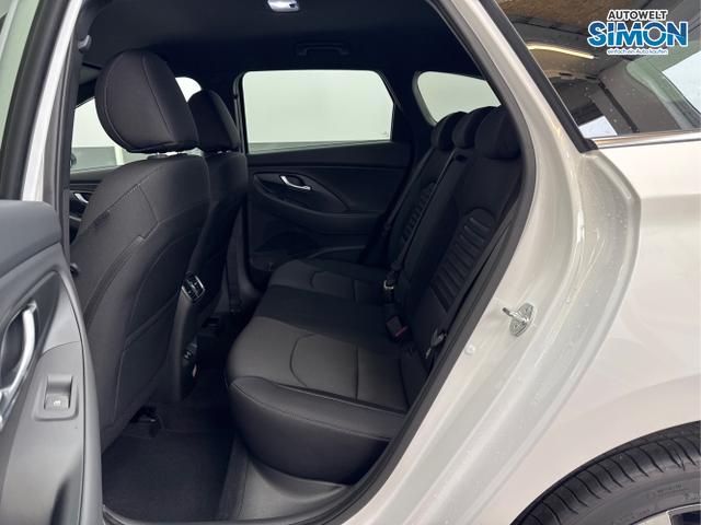 Hyundai / i30 / Weiß /  /  / SHZ NAVI KLIMAAUTOMATIK ALU SmartKey 