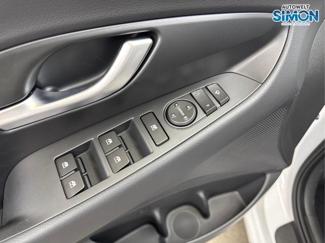 Hyundai / i30 / Weiß /  /  / SHZ NAVI KLIMAAUTOMATIK ALU SmartKey 