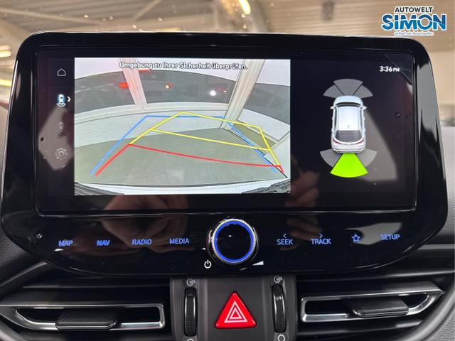 Hyundai / i30 / Weiß /  /  / SHZ NAVI KLIMAAUTOMATIK ALU SmartKey 