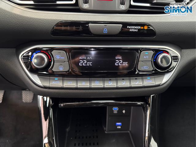 Hyundai / i30 / Weiß /  /  / SHZ NAVI KLIMAAUTOMATIK ALU SmartKey 