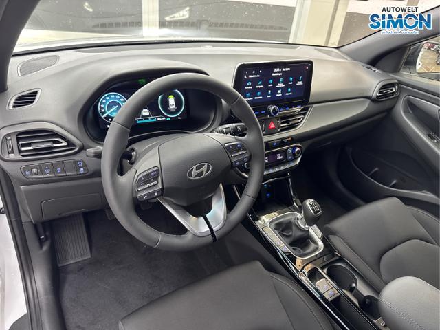 Hyundai / i30 / Weiß /  /  / SHZ NAVI KLIMAAUTOMATIK ALU SmartKey 