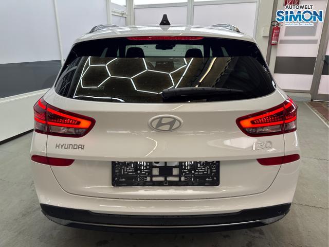 Hyundai / i30 / Weiß /  /  / SHZ NAVI KLIMAAUTOMATIK ALU SmartKey 