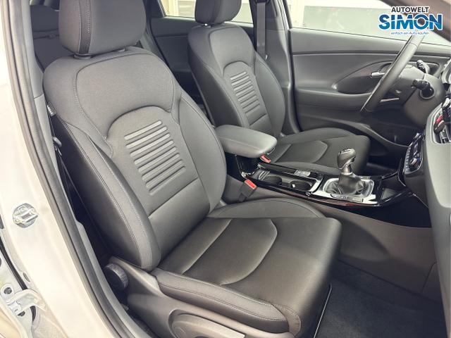 Hyundai / i30 / Weiß /  /  / SHZ NAVI KLIMAAUTOMATIK ALU SmartKey 
