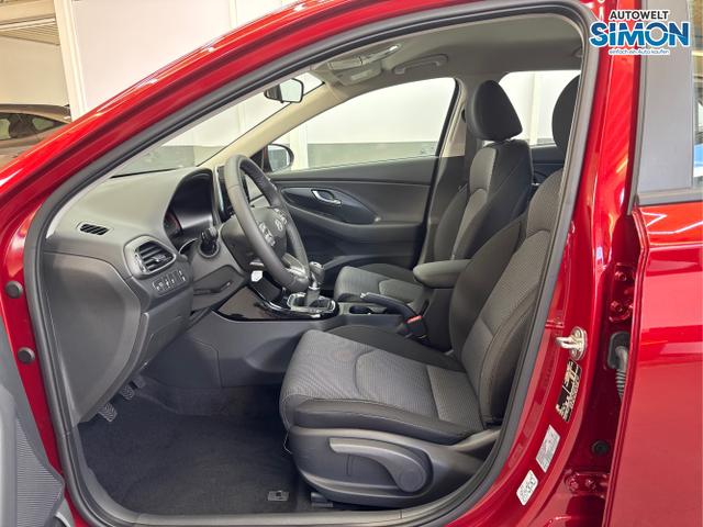 Hyundai / i30 / Rot /  /  / SHZ NAVI ALU LED RFK PDC