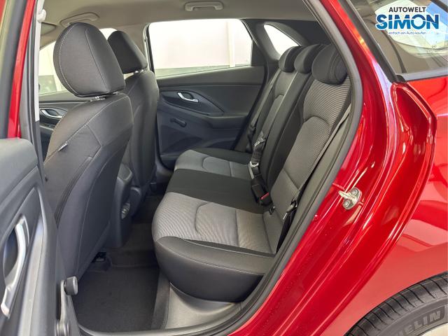 Hyundai / i30 / Rot /  /  / SHZ NAVI ALU LED RFK PDC