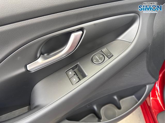 Hyundai / i30 / Rot /  /  / SHZ NAVI ALU LED RFK PDC