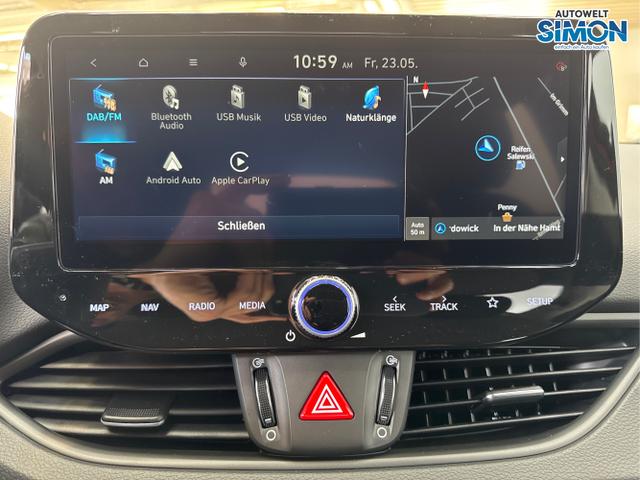 Hyundai / i30 / Rot /  /  / SHZ NAVI ALU LED RFK PDC