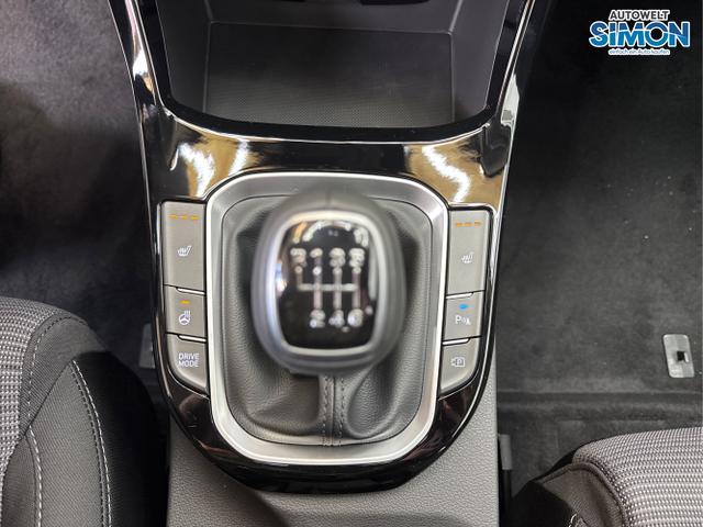 Hyundai / i30 / Rot /  /  / SHZ NAVI ALU LED RFK PDC