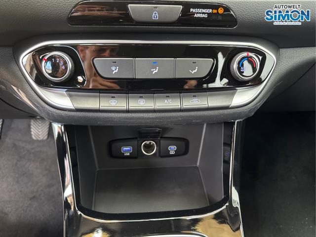 Hyundai / i30 / Rot /  /  / SHZ NAVI ALU LED RFK PDC