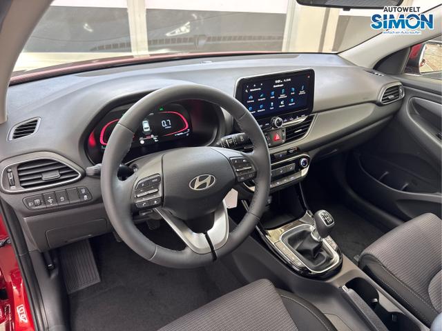 Hyundai / i30 / Rot /  /  / SHZ NAVI ALU LED RFK PDC