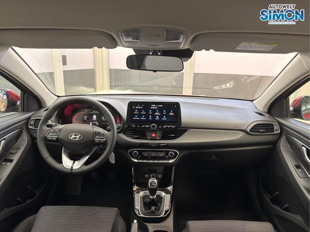 Hyundai / i30 / Rot /  /  / SHZ NAVI ALU LED RFK PDC