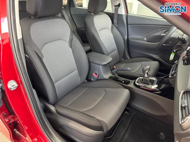 Hyundai / i30 / Rot /  /  / SHZ NAVI ALU LED RFK PDC