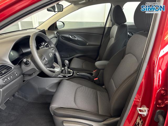Hyundai / i30 / Rot /  /  / NAVI LED RFK PDC