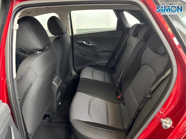 Hyundai / i30 / Rot /  /  / NAVI LED RFK PDC