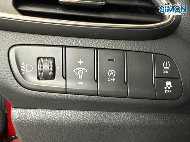 Hyundai / i30 / Rot /  /  / NAVI LED RFK PDC