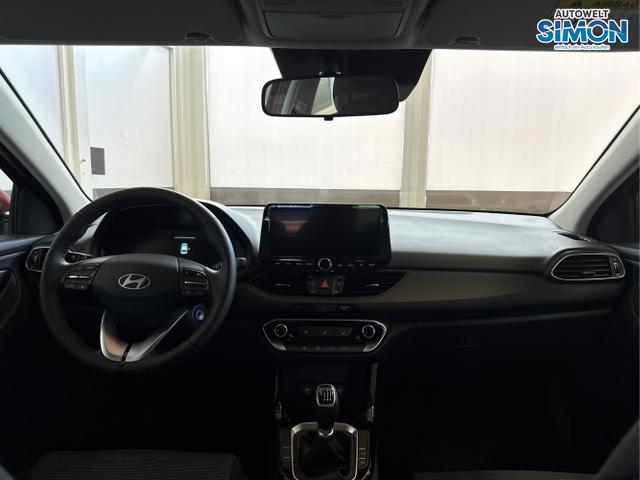 Hyundai / i30 / Rot /  /  / NAVI LED RFK PDC