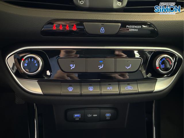 Hyundai / i30 / Rot /  /  / NAVI LED RFK PDC